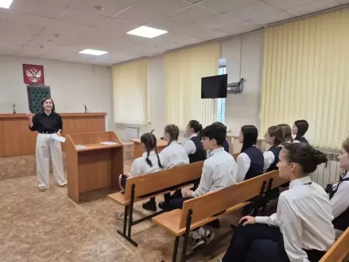 В рамках профориентации гимназисты побывали  в Менделеевском районном суде