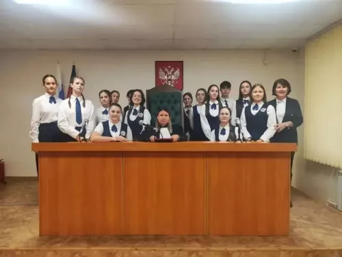 В рамках профориентации гимназисты побывали  в Менделеевском районном суде