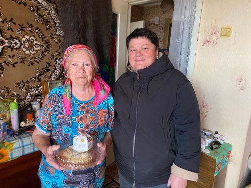 Глава Ижевского поселения навестила одиноких пожилых односельчан