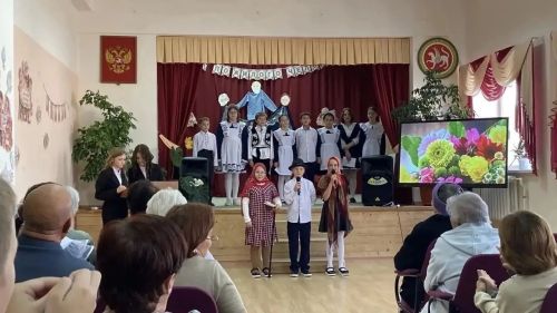 В школе №2 Менделеевска чествовали людей серебряного возраста