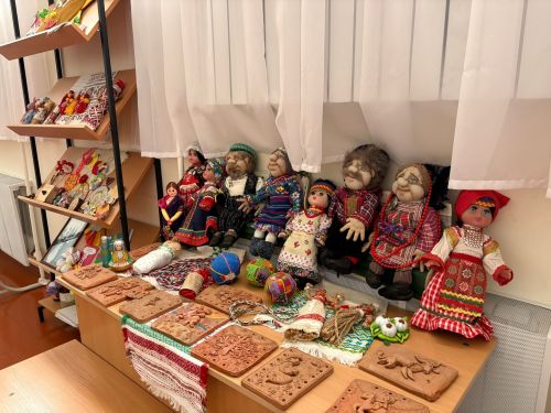 В Сетяковском сельском клубе открылась выставка рукодельницы Лидии Ломакиной