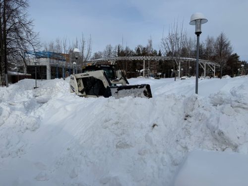 Спецтехника вывозит снег с тротуаров Менделеевска