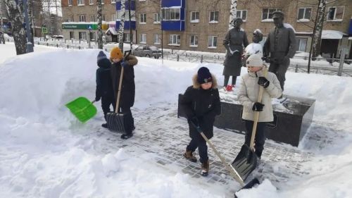 Школьники Менделеевска расчистили снег на Аллее Героев в рамках патриотической акции