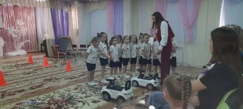 В детском саду «Планета детства» Менделеевска провели мероприятие «Сундучок с правилами безопасного поведения на дорогах»