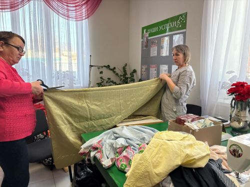 «Продолжаем помогать СВОим»: жители села Сетяково плетут сети и шьют одежду для бойцов
