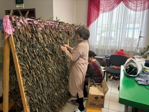 «Продолжаем помогать СВОим»: жители села Сетяково плетут сети и шьют одежду для бойцов