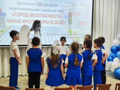 В рамках конкурса «Зелёный огонёк» в детском саду № 7 Менделеевска прошло занятие по ПДД