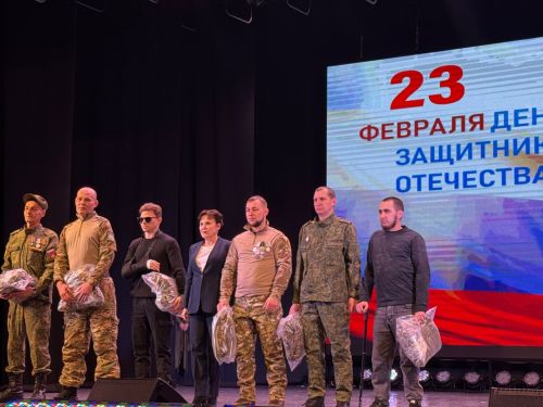 В Менделеевске концертом «Фронт и тыл» открыли Год воинской и трудовой доблести и вручили ордена Мужества семьям погибших героев