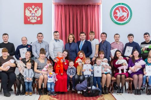 Многодетным семьям сохранят пособие даже при превышении лимита дохода