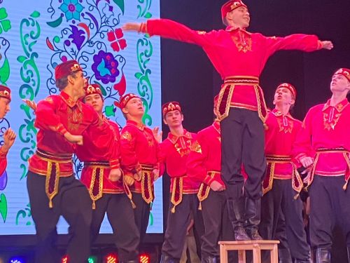 В Менделеевске концертом «Фронт и тыл» открыли Год воинской и трудовой доблести и вручили ордена Мужества семьям погибших героев