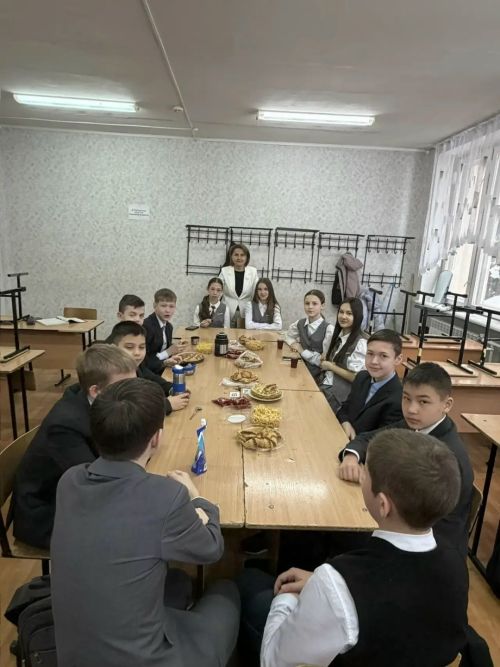 В первой школе Менделеевска День родного языка отметили чаепитием