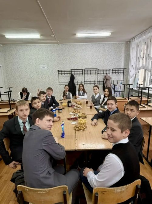 В первой школе Менделеевска День родного языка отметили чаепитием