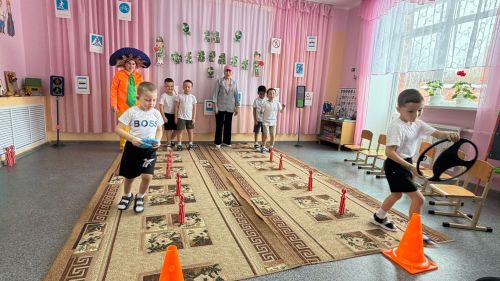 Воспитанники Псеевской школы поздравили пап с 23 Февраля и повторили ПДД