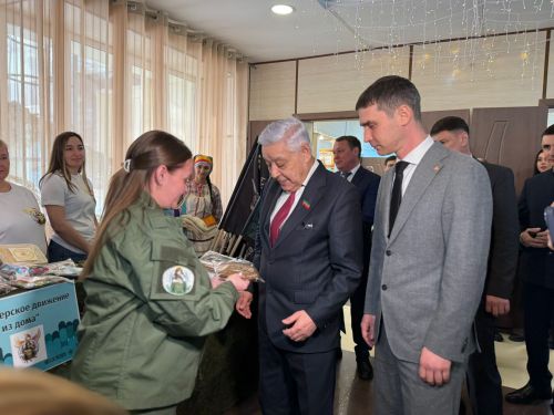 Фарида Мухаметшина встретили в Менделеевске чак-чаком и выставкой местных производителей