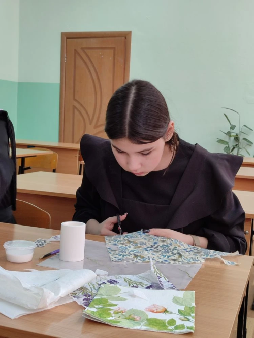 В школе №2 научный сотрудник краеведческого музея провел мастер-класс по декупажу
