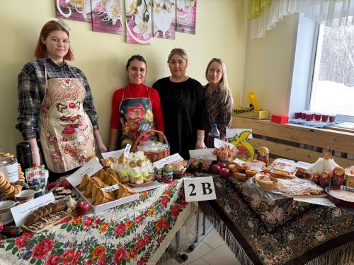 Благотворительная ярмарка «Мастерская России» в школе №1 Менделеевска: собрали средства для бойцов СВО