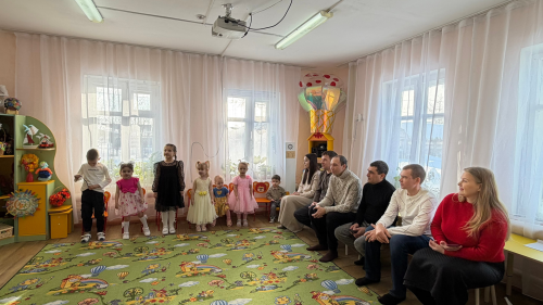 В Мунайкинском детском саду «Тургай» родители вместе с детьми освоили правила дорожного движения в игровой форме