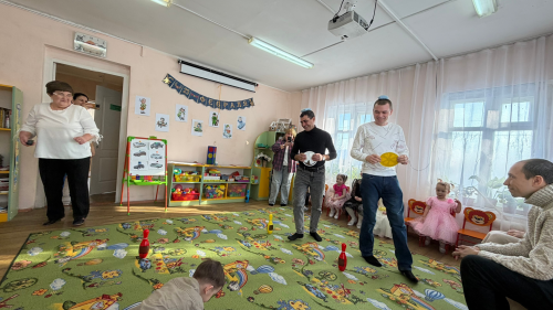 В Мунайкинском детском саду «Тургай» родители вместе с детьми освоили правила дорожного движения в игровой форме