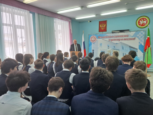 В гимназии №1 Менделеевска проведён Парламентский урок с участием депутата Марата Зарипова