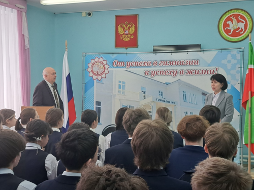 В гимназии №1 Менделеевска проведён Парламентский урок с участием депутата Марата Зарипова