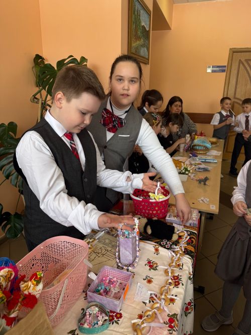 Благотворительная ярмарка «Мастерская России» в школе №1 Менделеевска: собрали средства для бойцов СВО