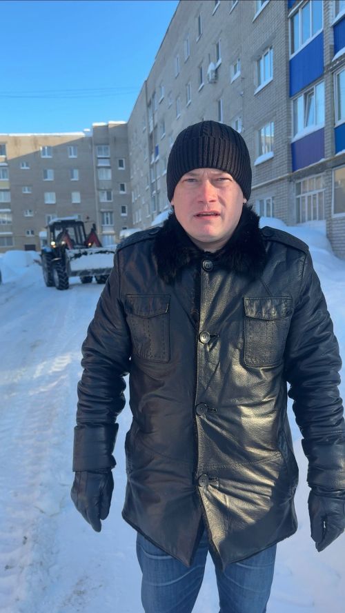 Расчистка снега в Менделеевске: техника и дворники активно работают во дворах