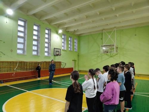Урок мужества и строевой подготовки провели для менделеевских школьников