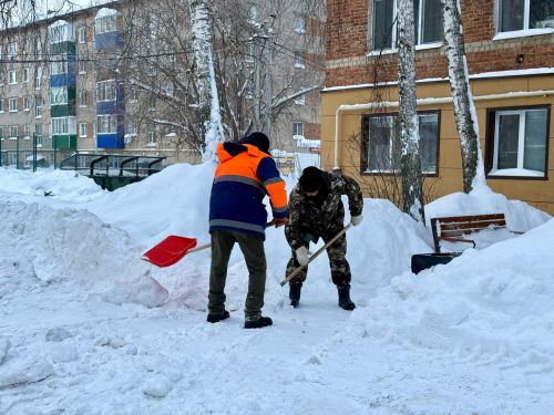 На улицы города вышла снегоуборочная техника для борьбы со снегом