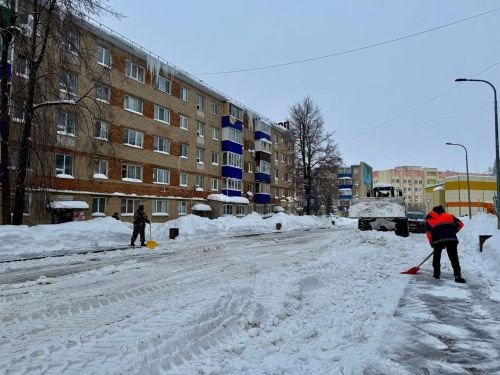 На улицы города вышла снегоуборочная техника для борьбы со снегом