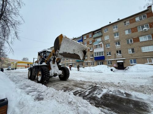 На улицы города вышла снегоуборочная техника для борьбы со снегом