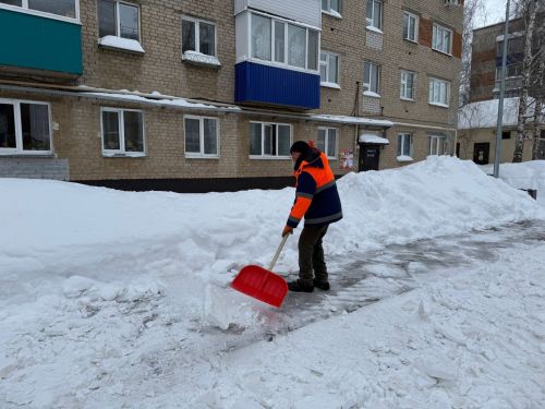 На улицы города вышла снегоуборочная техника для борьбы со снегом