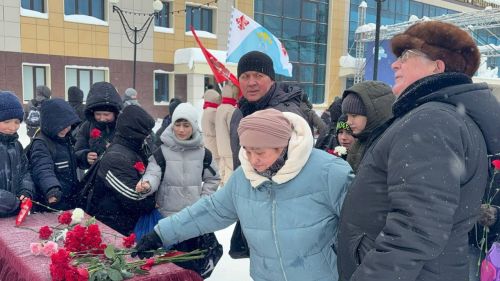 «Менделеевск помнит своего гения!» — горожане отметили день рождения Д. И. Менделеева