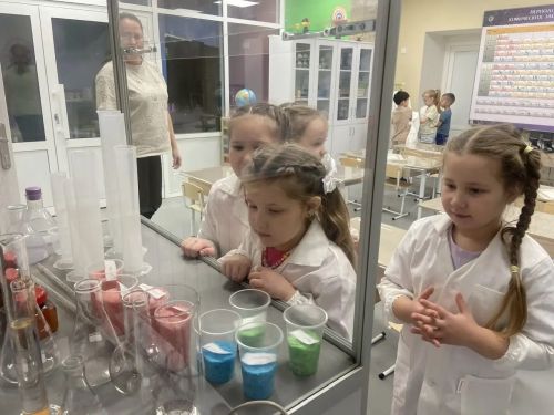 От таблицы Менделеева до химических опытов: чем занимаются юные ученые в Маленьком гении»