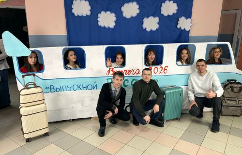 В школе №2 Менделеевска выпускники отправились в «Авиаполёт в детство»