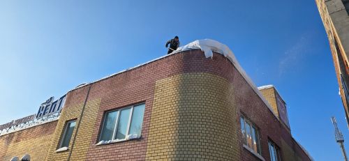 В оздоровительном комплексе «Нептун» заботятся о безопасности и чистят крышу от снега