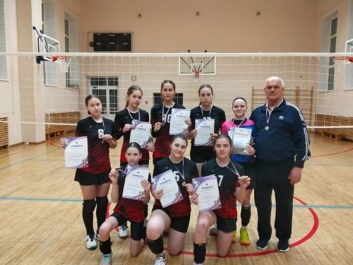 Волейболистки из Менделеевска завоевали серебро на открытом первенстве в Алнашах