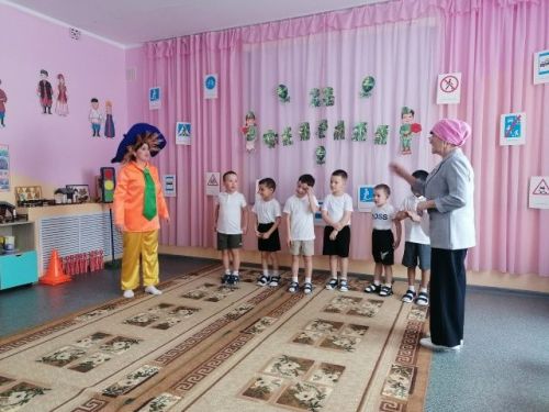 Юл билгеләре илендә: Песәй мәктәбендә ЮХИДИне әтиләр һәм кунаклар белән бергә өйрәнделәр