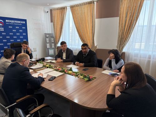 Вопросы ЖКХ и поддержка бойцов СВО: в Менделеевске прошёл приём граждан
