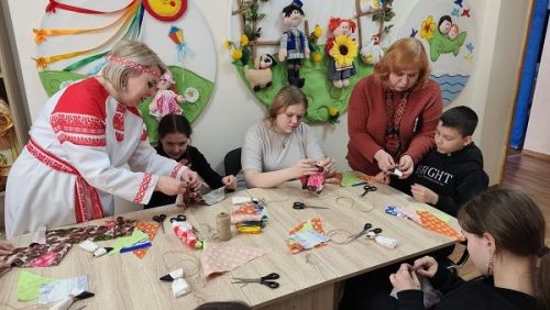 В социальном приюте Менделеевска прошёл мастер-класс по изготовлению куклы-оберега «Сорока»