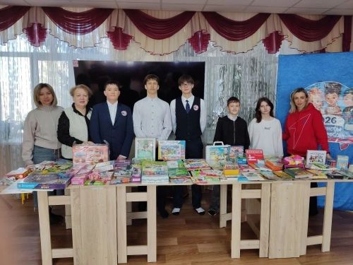 Учащиеся гимназии №1 и детского сада «Рябинушка» передали подарки в приют «Камские зори»