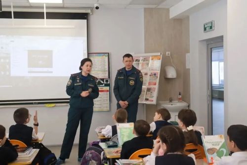 Сотрудники МЧС провели урок безопасности для учеников химико-технологического лицея Менделеевска