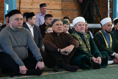 Рустам Минниханов совершил намаз в отреставрированной мечети села Айбаш