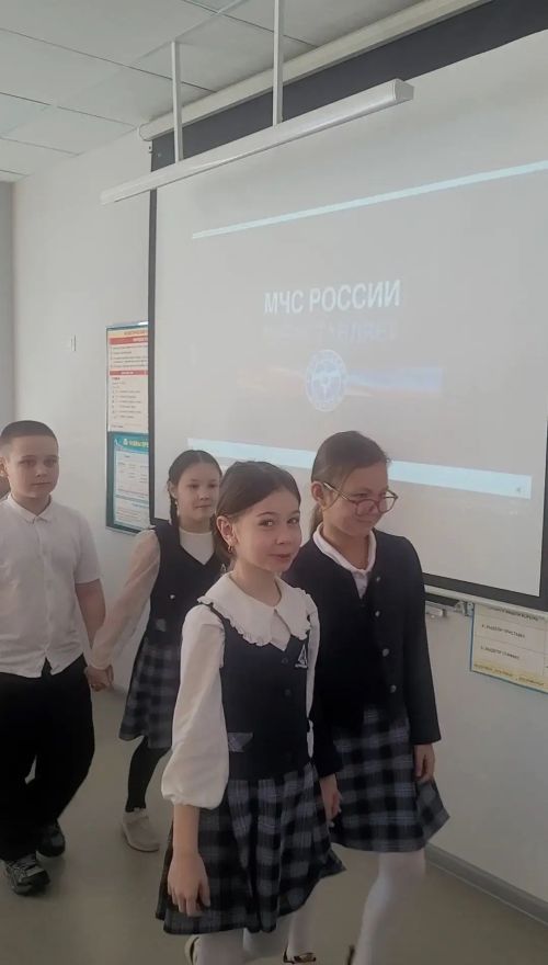Сотрудники МЧС провели урок безопасности для учеников химико-технологического лицея Менделеевска