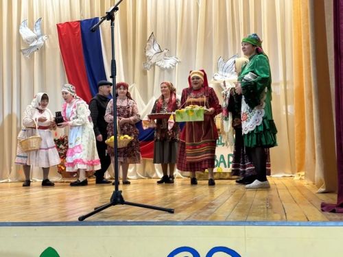 Советский базар, кряшенские танцы и конь на сцене: чем удивил фестиваль народного творчества в Бизяках