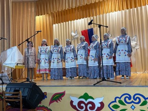 Советский базар, кряшенские танцы и конь на сцене: чем удивил фестиваль народного творчества в Бизяках