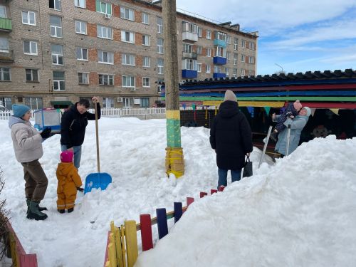В Менделеевске в детском саду №6 «Алёнушка» прошёл первый весенний субботник