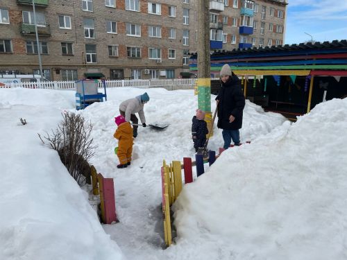 В Менделеевске в детском саду №6 «Алёнушка» прошёл первый весенний субботник