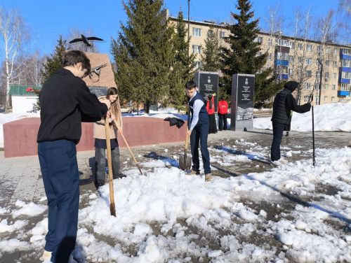 Активисты Движения Первых привели в порядок Аллею Славы в Менделеевске