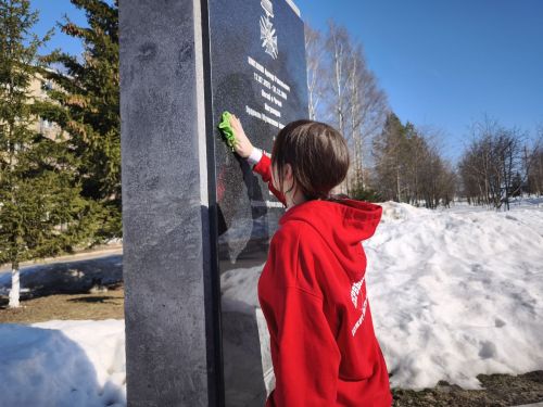 Активисты Движения Первых привели в порядок Аллею Славы в Менделеевске