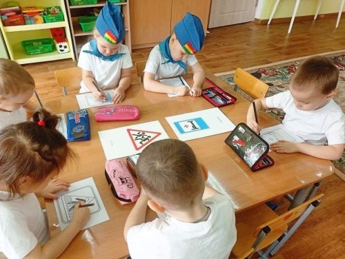 В детском саду  №10 «Рябинушка» дошкольники изучили правила дорожного движения